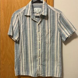 Men’s XS American Eagle short sleeve white/light blue button up shirt w/pocket.
